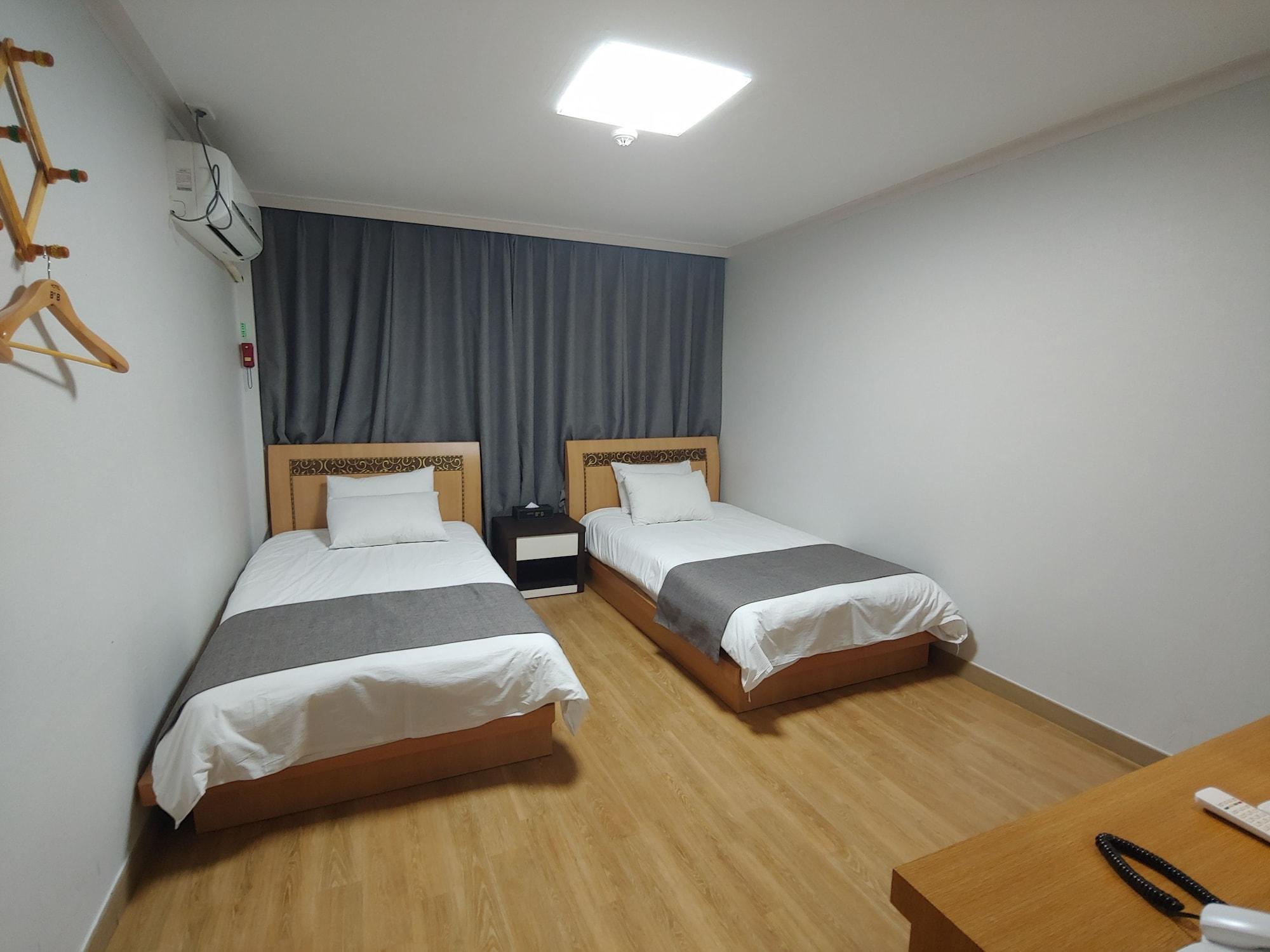 Gallery Hotel Bnb Jeju Exteriör bild