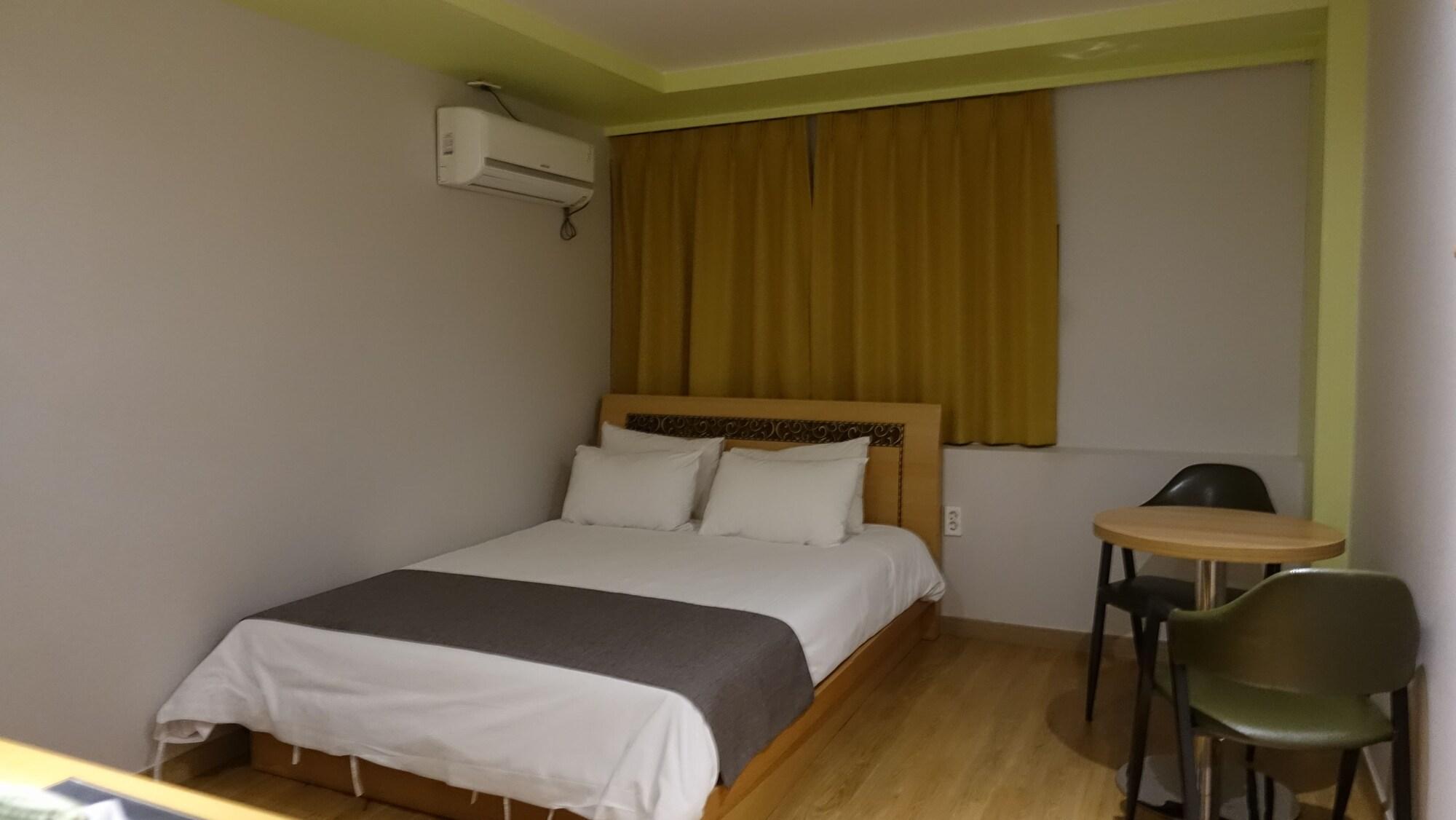 Gallery Hotel Bnb Jeju Exteriör bild