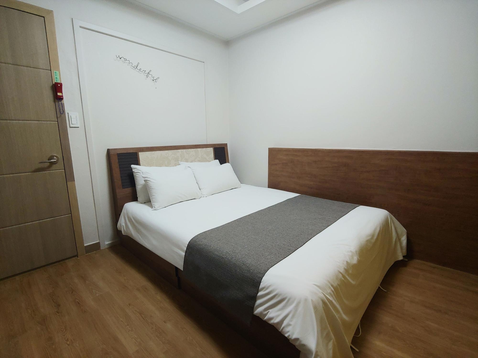 Gallery Hotel Bnb Jeju Exteriör bild