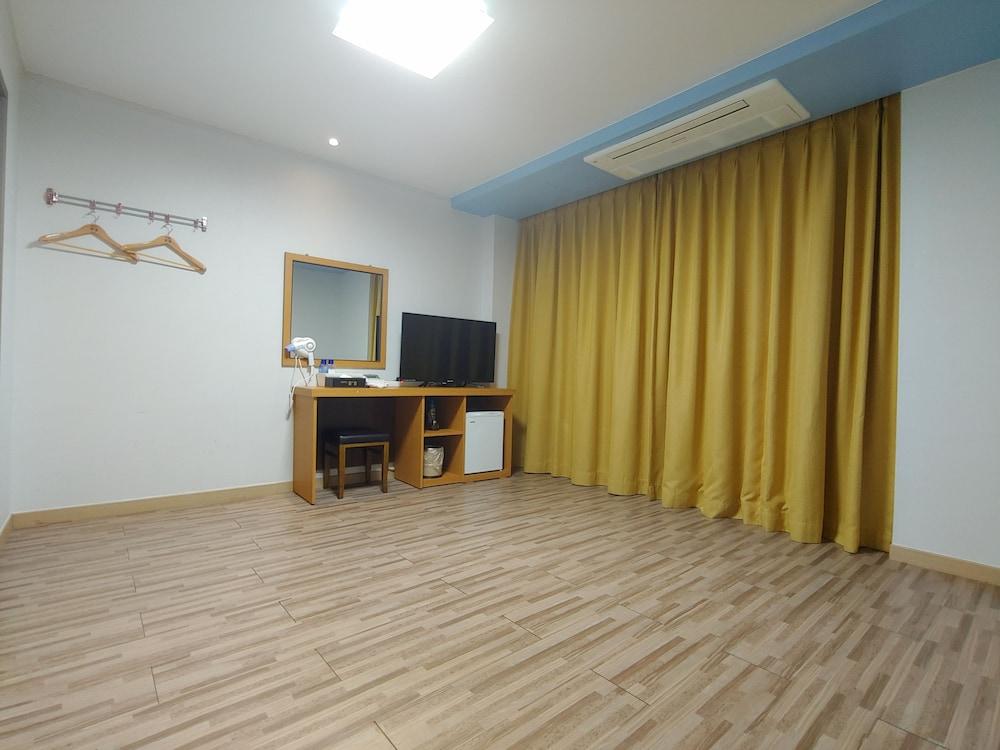 Gallery Hotel Bnb Jeju Exteriör bild