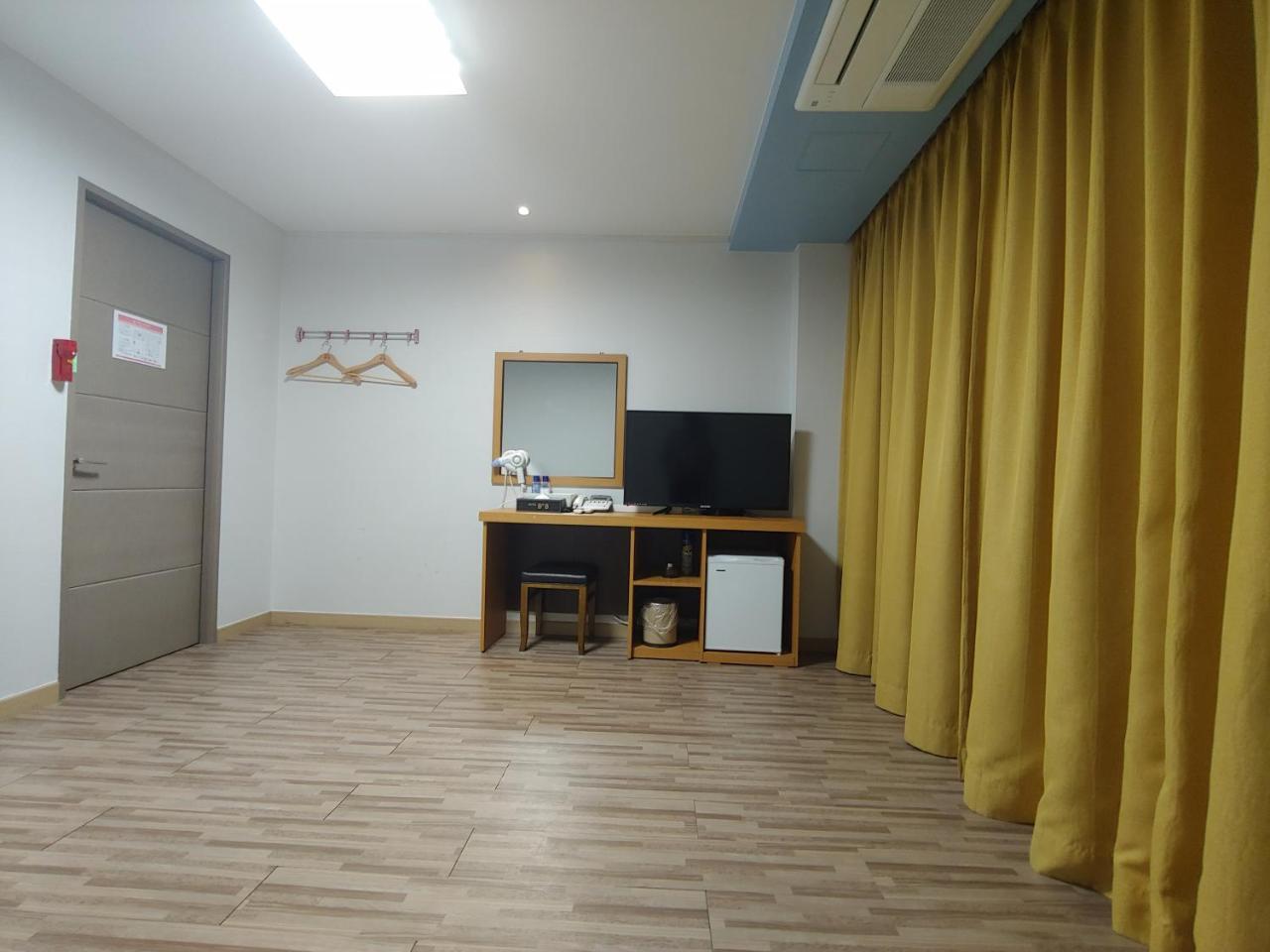 Gallery Hotel Bnb Jeju Exteriör bild